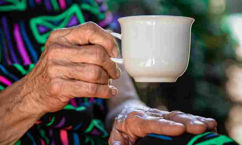 Ældre kvinder holder en kop