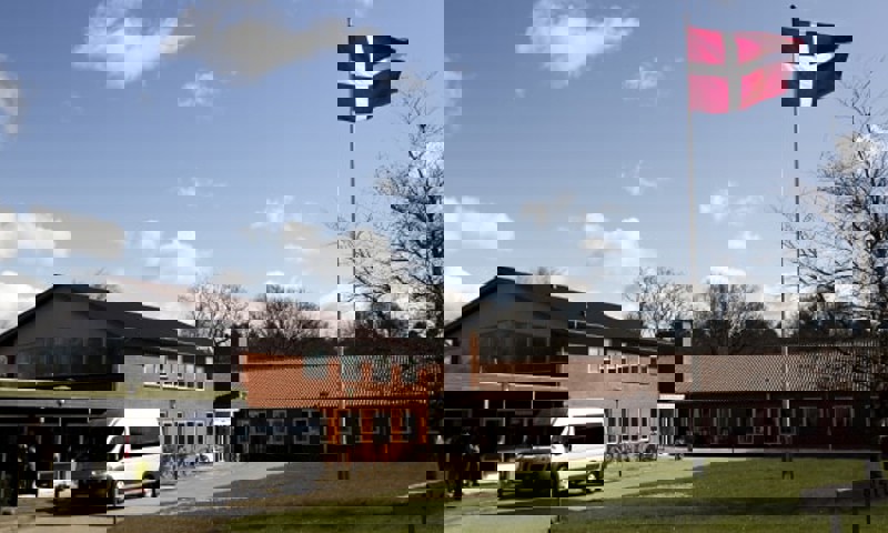 Hejst Danmarksflag foran Østervang Hejst Danmarksflag foran Østervang